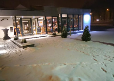 L'entrée de la brasserie sous la neige