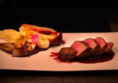 Filet de biche rôti, sauce grand veneur à la fraise et ses couleurs hivernales