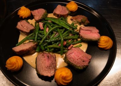 * Noisettes d'agneau en croûte d'herbes, crème d'ail et haricots verts.