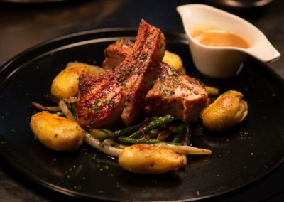 côtes de porcelet, haricots beurre & vert